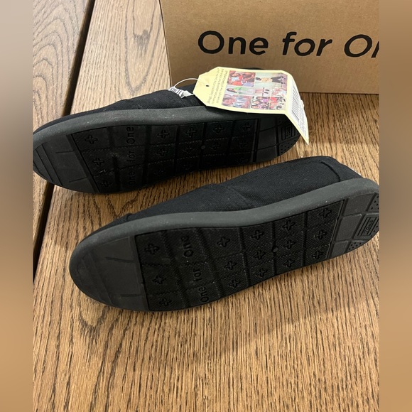 Toms classic black canvas shoe size 1 youth BNWT - Picture 3 of 8